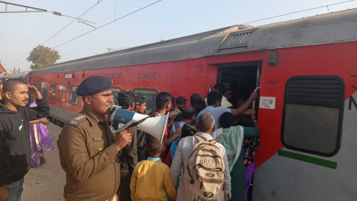 किऊल स्टेशन पर श्रद्धालुओं की भीड़, आरपीएफ ने यात्रियों को किया सतर्कता 